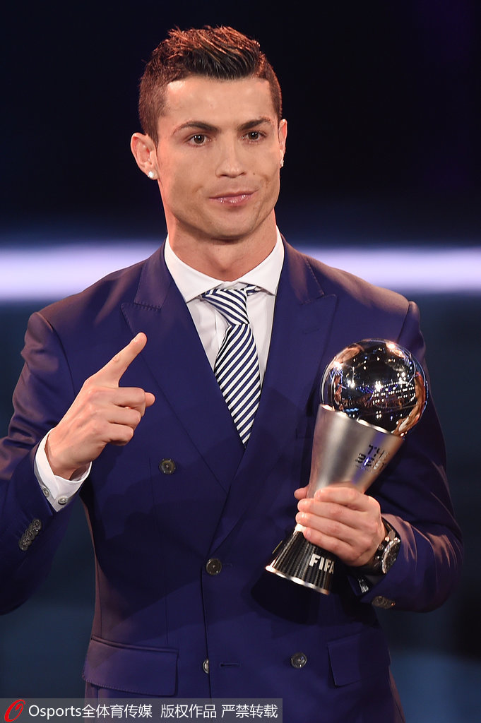 这雪有点大，欧冠赛前一名挪威记者在博德闪耀的球场边线处滑雪（大雪纷飞，欧冠赛前挪威记者在博德闪耀场边滑雪）