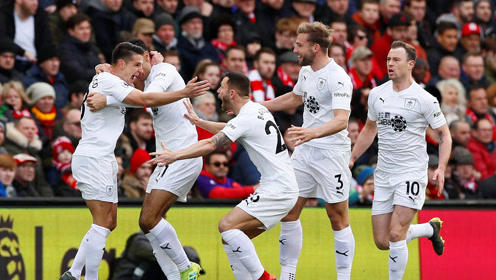 尤尔曼德：药厂目前无法和顶级球队比；阿隆索刚来时情况也这样（尤尔曼德：勒沃库森目前还达不到顶级队水准，阿隆索执教初期同样如此）