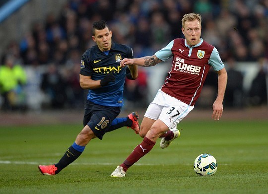 记者：如今国脚级球员税后拿100万甚至几十万年薪越来越普遍（记者：国脚级球员税后年薪百万甚至数十万日益普遍）