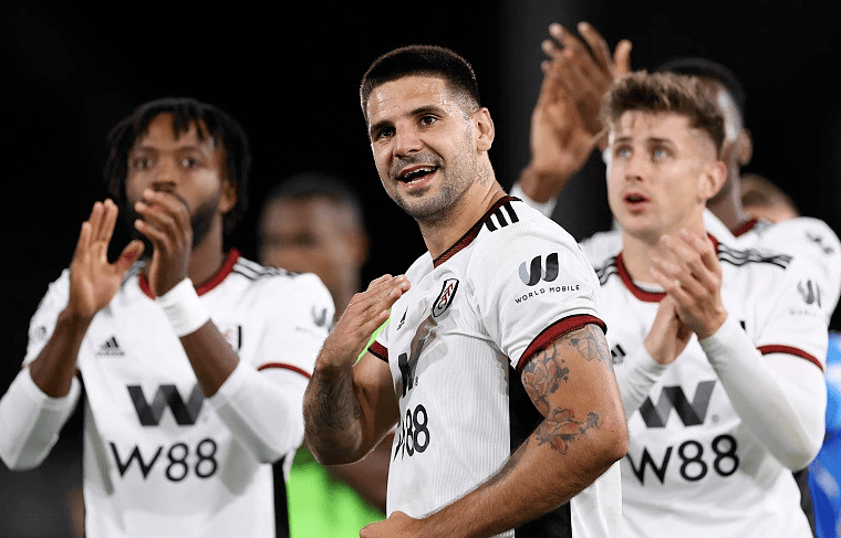 国足友谊赛战胜韩国展现新阵容（国足在友谊赛中击败韩国，新阵容亮相）