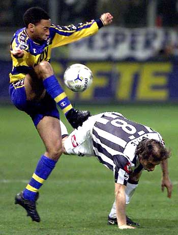 广岛主帅：申花在身体和速度方面很出色，J联赛球队技术细腻（广岛主帅赞申花身体与速度出众，称J联赛以细腻技术见长）