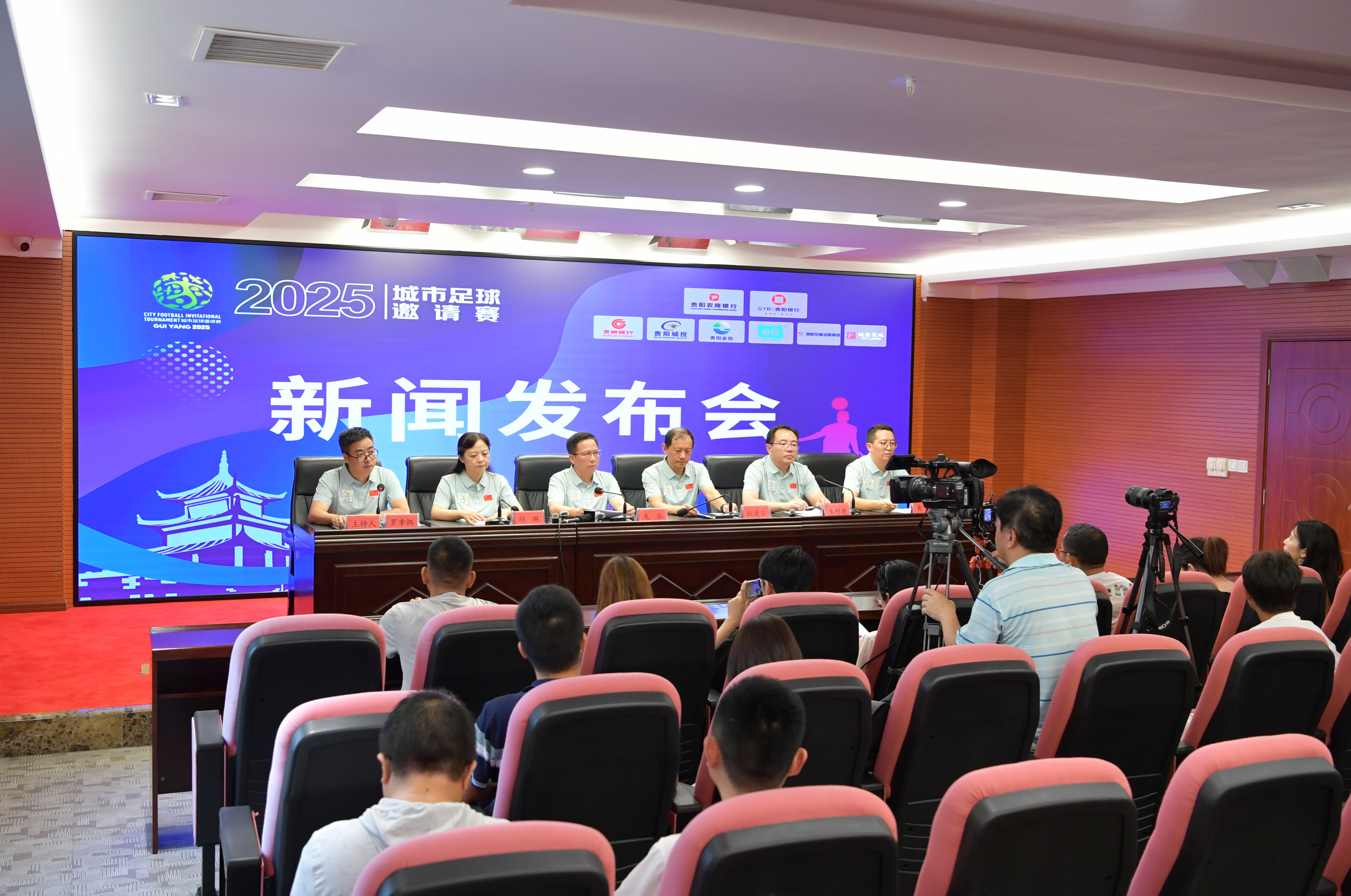 后卫身体对抗强度惊人，主帅盛赞（后卫对抗硬度爆表，主帅力赞）